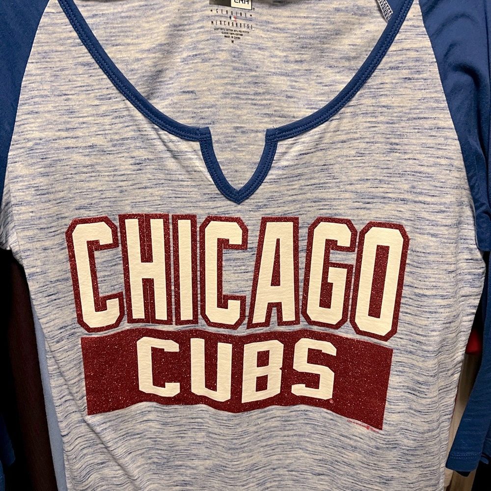 New Era, Chicago Cubs women’s glitter shirt size medium. Blue, white and red.